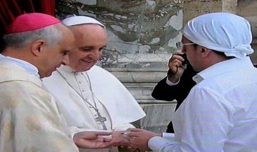 Valentino Mirto consegna a Papa Francesco la copia del Dvd